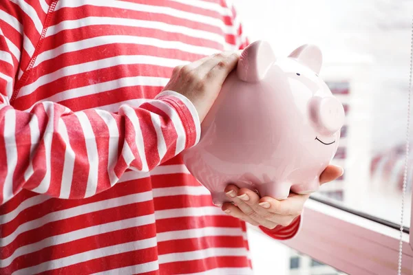 Piggy bank közelében ablak nő. Megtakarítás fogalma — Stock Fotó