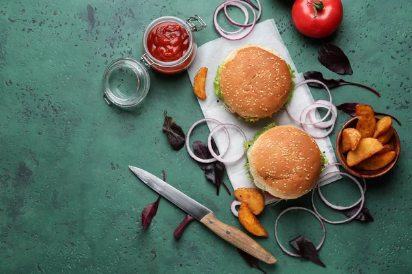 Samenstelling met lekkere hamburgers op tafel — Stockfoto