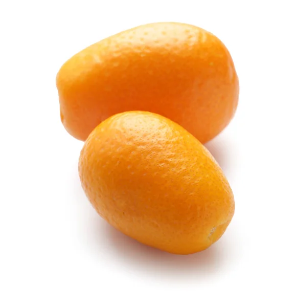 Delizioso frutto kumquat su sfondo bianco — Foto Stock