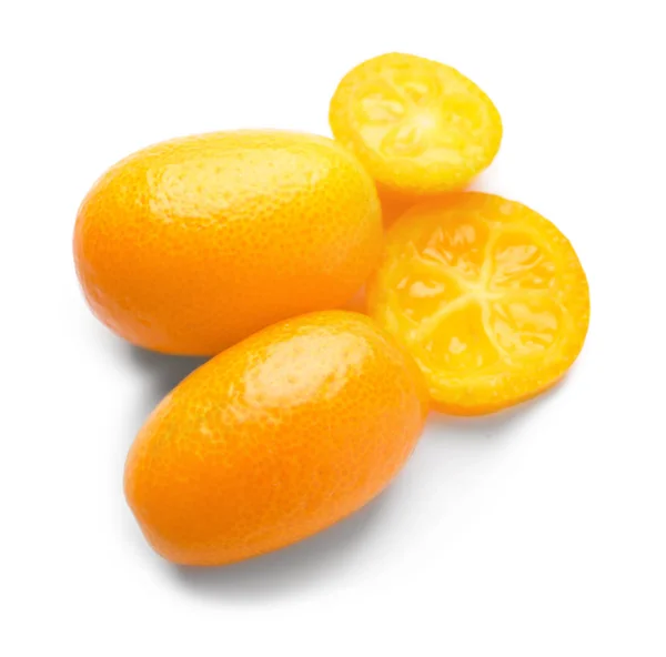 Delizioso frutto kumquat su sfondo bianco — Foto Stock