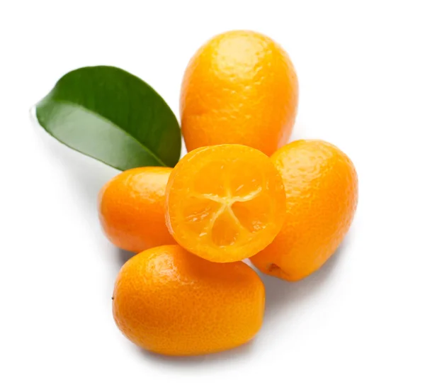 Köstliche Kumquat-Frucht auf weißem Hintergrund — Stockfoto