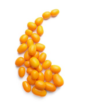 Beyaz zemin üzerine lezzetli Kamkat meyve