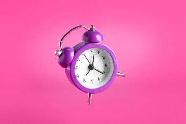 Renk arkaplanındaki alarm saati