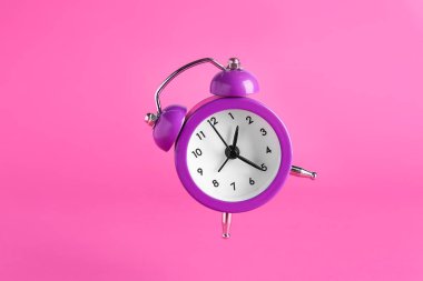 Renk arkaplanındaki alarm saati
