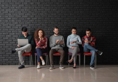 İş görüşmesini içeride bekleyen gençler