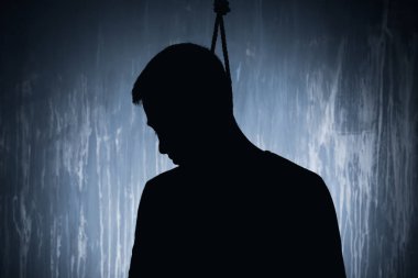 Grunge duvara ve Boynunda ilmek ile erkek suicider