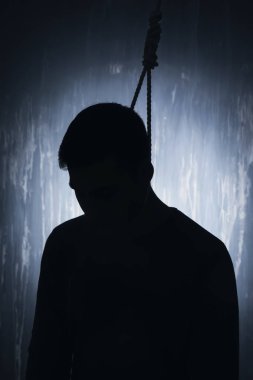 Grunge duvara ve Boynunda ilmek ile erkek suicider
