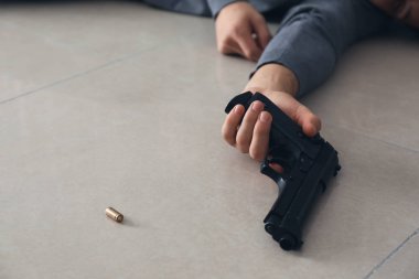 Silah ve mermi katta erkek suicider el
