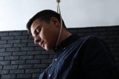 Kapalı ve Boynunda ilmek ile erkek suicider