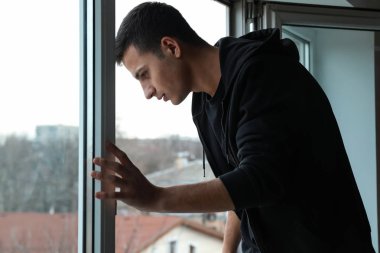 Camdan atlayacak erkek suicider