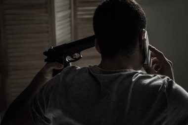 Ailesi evde intihar taahhütte bulunmadan önce arama tabancalı adam