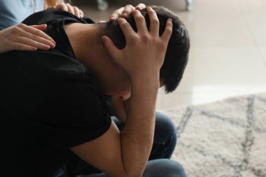 Sakinleştirici kadın erkek suicider evde depresif