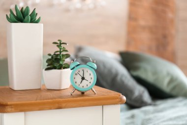 Yatak odasındaki masada çalar saat.