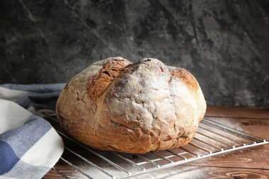 Ahşap masa üzerinde lezzetli taze ekmek ile kabin soğutma