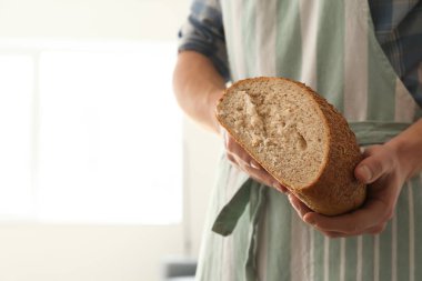 Taze pişmiş ekmek, closeup adamla