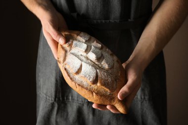 Taze pişmiş ekmek, closeup adamla