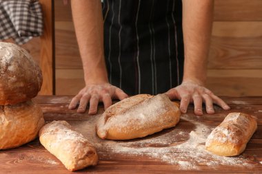 Adam masada taze pişmiş ekmek ile