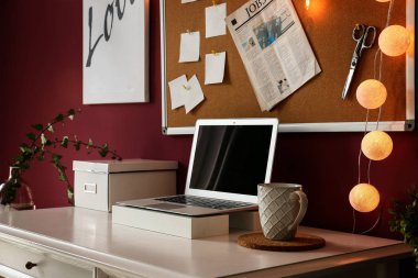 Şık çalışma alanı ile modern oda içinde laptop