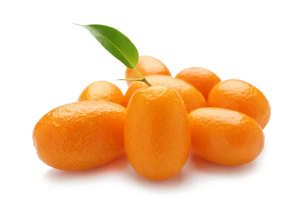 Delizioso frutto kumquat su sfondo bianco — Foto Stock