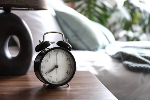 Reloj despertador en la mesa del dormitorio — Foto de Stock