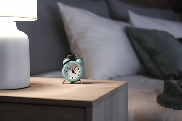 寝室のテーブルの上の目覚まし時計 — ストック写真