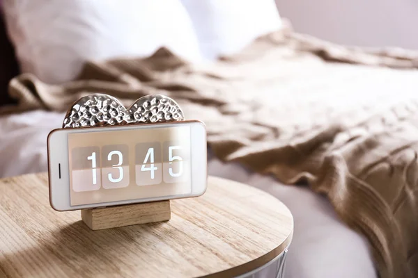 Cellulare con applicazione Orologio sullo schermo in camera da letto — Foto Stock