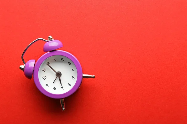 Alarm clock on color background — Stock Photo, Image