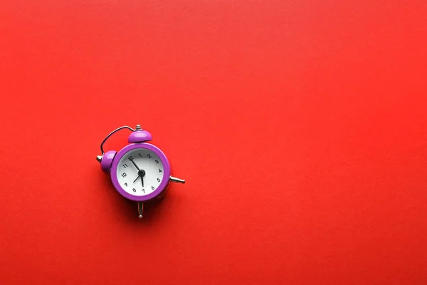 Alarm clock on color background — Stock Photo, Image