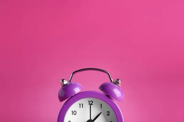 Reloj despertador sobre fondo de color —  Fotos de Stock