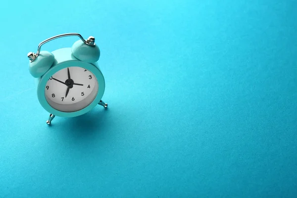 Alarm clock on color background — Stock Photo, Image