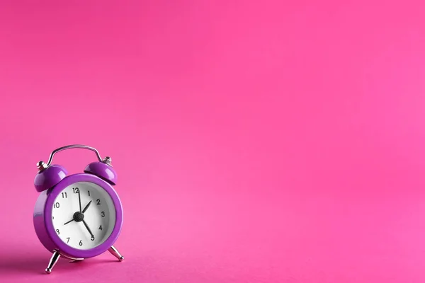 Alarm clock on color background — Stock Photo, Image