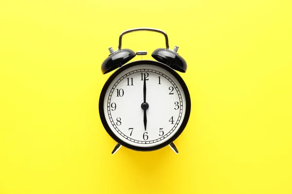 Reloj despertador sobre fondo de color — Foto de Stock