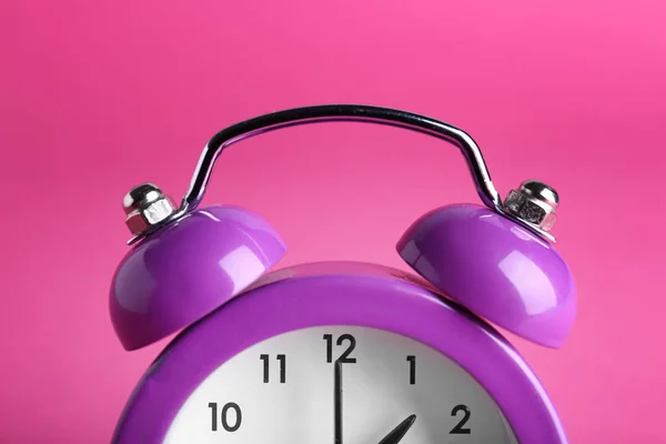 Reloj despertador sobre fondo de color, primer plano — Foto de Stock