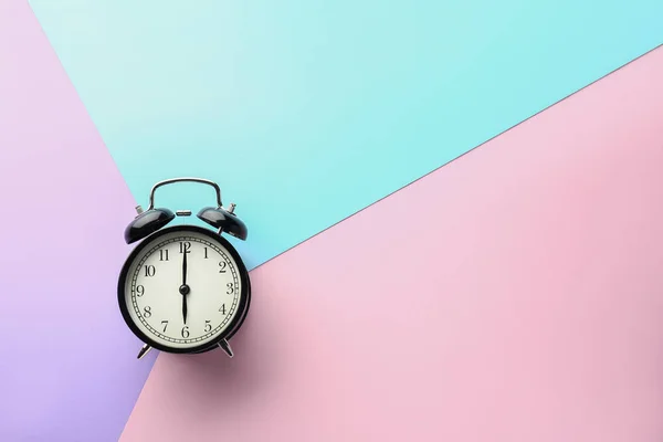 Reloj despertador sobre fondo de color —  Fotos de Stock