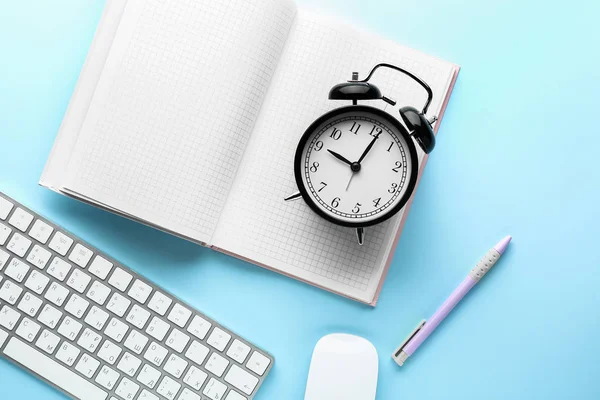 Teclado del ordenador, portátil y despertador en fondo de color — Foto de Stock