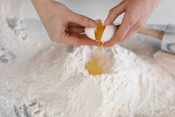 Panettiere donna che fa la pasta in cucina, primo piano — Foto Stock