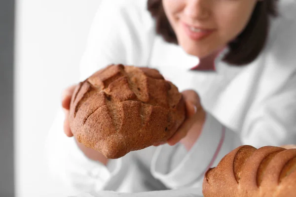 Female chef with freshly baked bread in kitchen — Stock Photo, Image