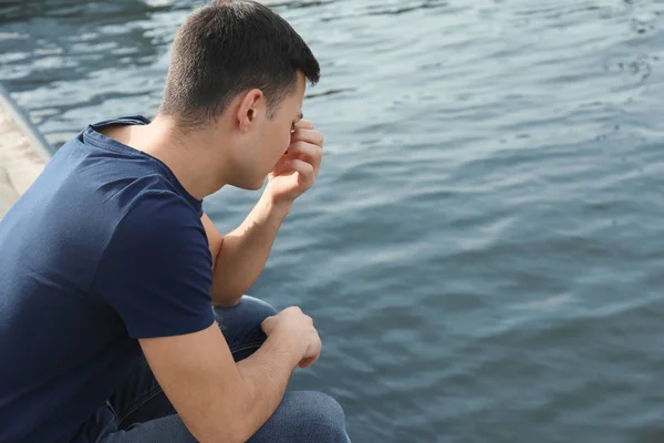 Deprimerad man funderar på självmord på flodstranden — Stockfoto