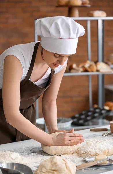 Θηλυκό baker ζύμες στην κουζίνα — Φωτογραφία Αρχείου