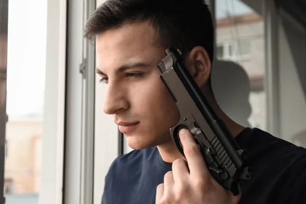Deprimerad ung man med pistol kommer att begå självmord hemma — Stockfoto