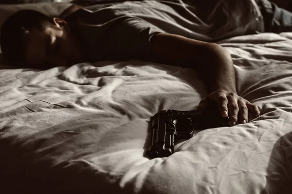 침실에 있는 자살 후 총을 가진 남자 — 스톡 사진