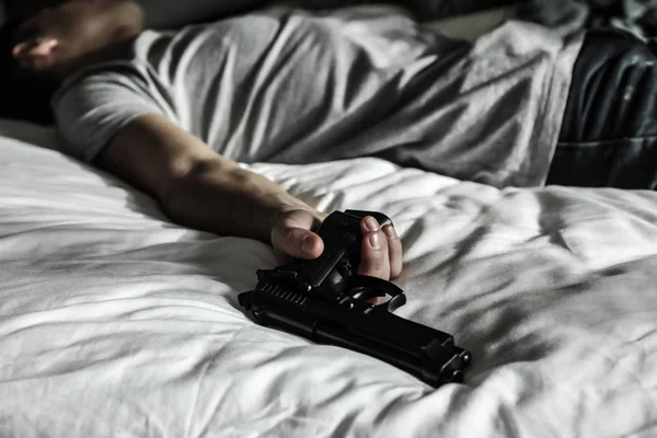 침실에 있는 자살 후 총을 가진 남자 — 스톡 사진