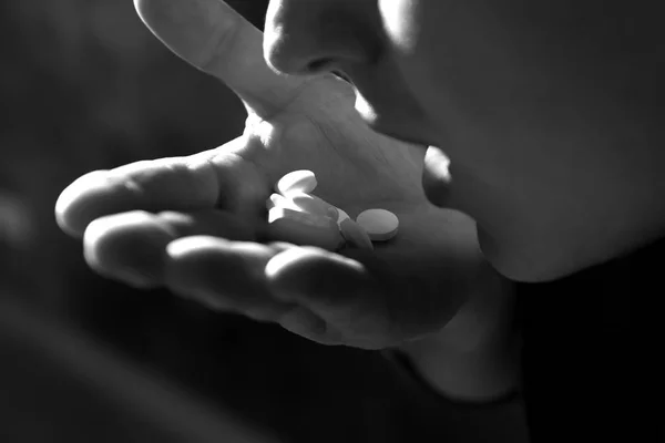 Young male suicider taking pills, closeup — Stock Photo, Image