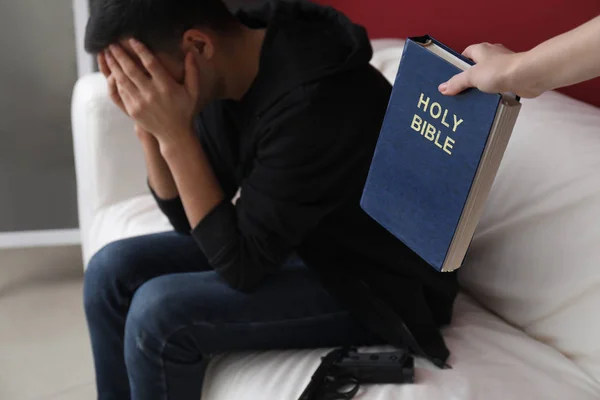 Mujer dando la Biblia al deprimido suicida masculino en casa — Foto de Stock