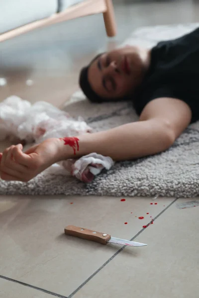 Toter Mann mit Schnittverletzungen am Boden liegend. Suizid-Aufklärungskonzept — Stockfoto