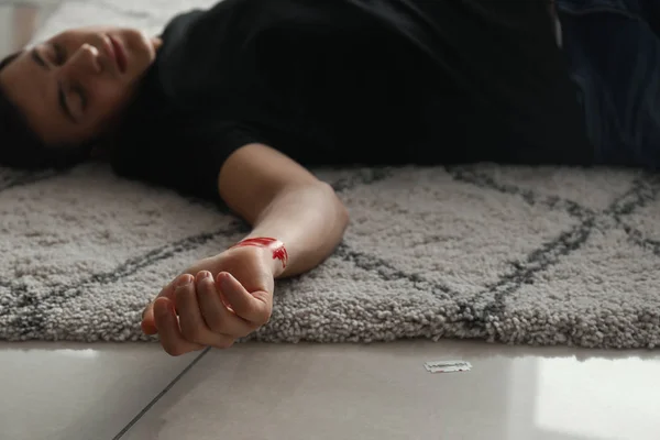 Dead man with cut veins lying on floor. Suicide awareness concept — Stock Photo, Image