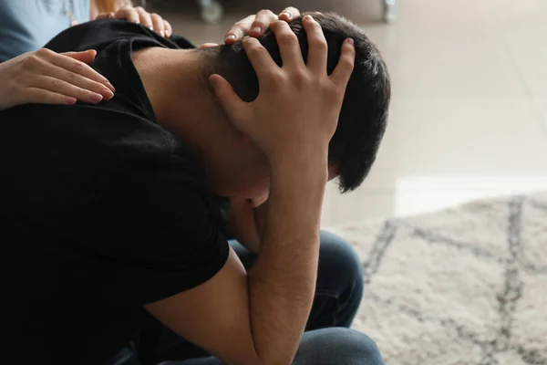 Kvinna som lugnande deprimerad manliga suicider hemma — Stockfoto