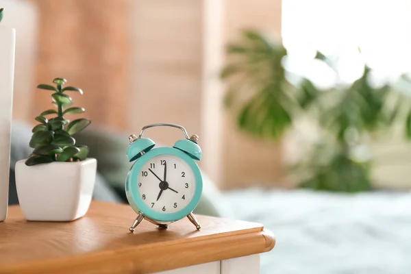 Relógio de alarme na mesa no quarto — Fotografia de Stock