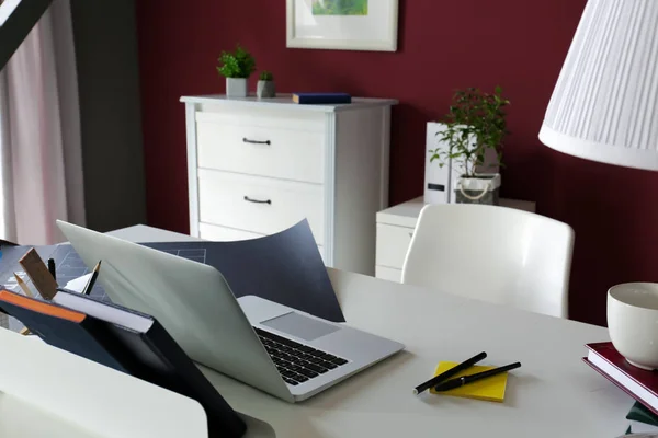 Elegante posto di lavoro con computer portatile in camera moderna — Foto Stock