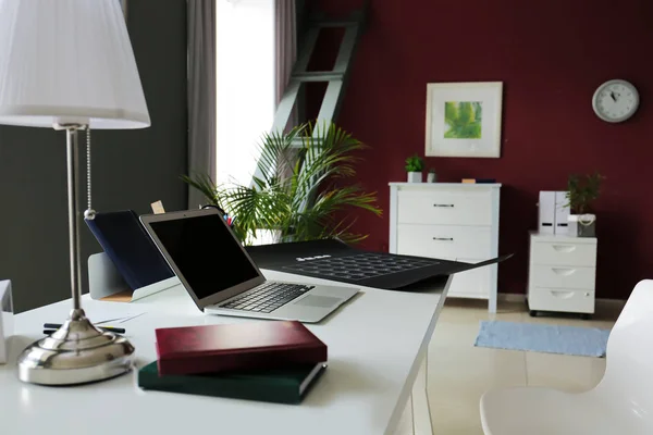 Stilvoller Arbeitsplatz mit Laptop in modernem Zimmer — Stockfoto